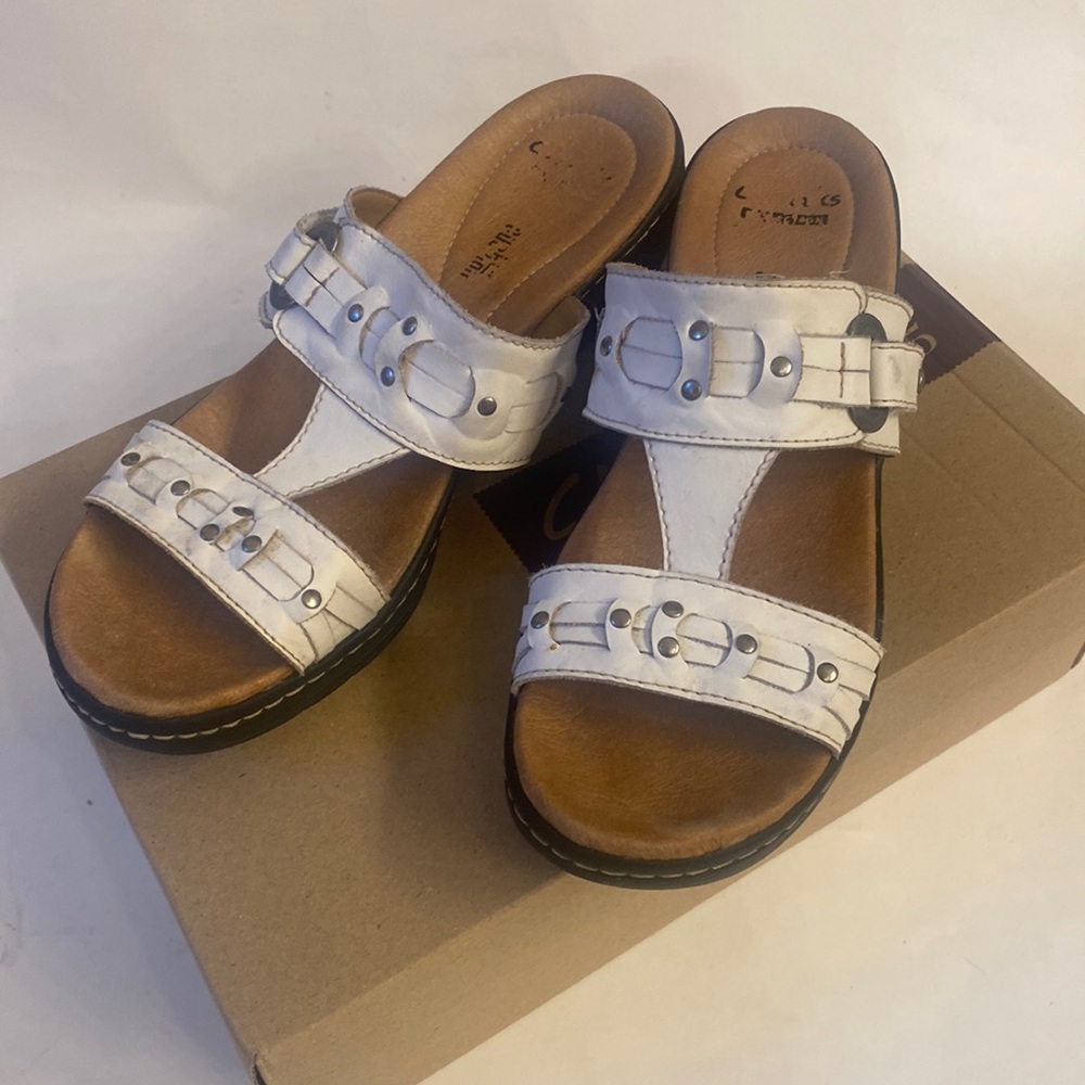 CLARKS Hayla Young White Leather Slip On T Strap Embellished Sandals 8 EUC lcsr